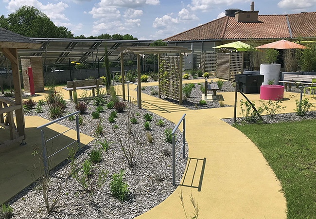 Le jardin thérapeutique livré, avec ses allées accessibles, ses massifs