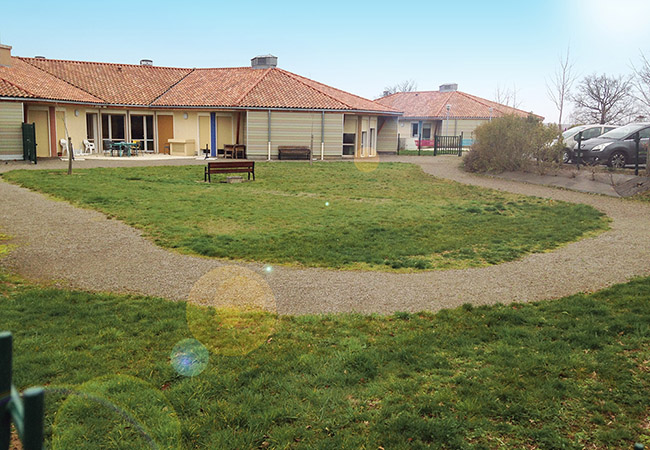 Vue de l'espace vert de l'EHPAD de Confolens avant la réalisation du jardin thérapeutique par Expressions jardin