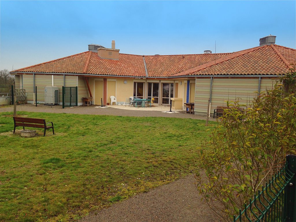 Vue de l'espace vert de l'EHPAD de Confolens avant la réalisation du jardin thérapeutique par Expressions jardin
