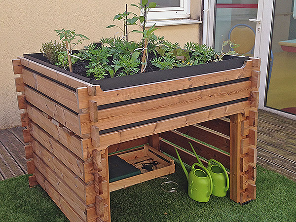 Une jardinière en bois surélevée pour permettre un travail de la terre en restant debout