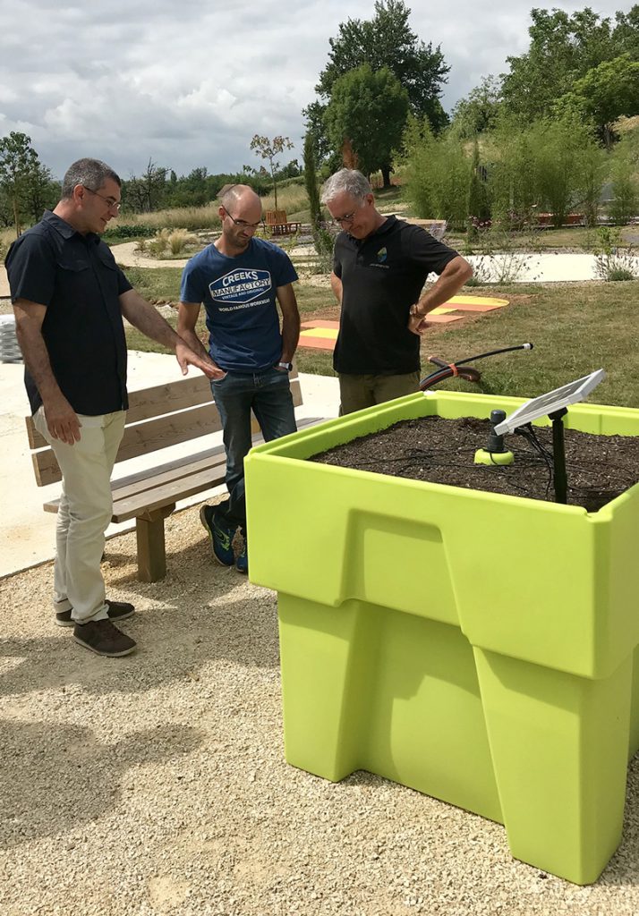 Réunion de chantier du jardin thérapeutique de l'IME de Meyssac, présentation des bacs surélevés avec panneau solaire