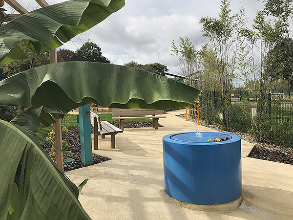 Vue d'ensemble sur le jardin thérapeutique du MAS de Sainte-Féréole, la fontaine