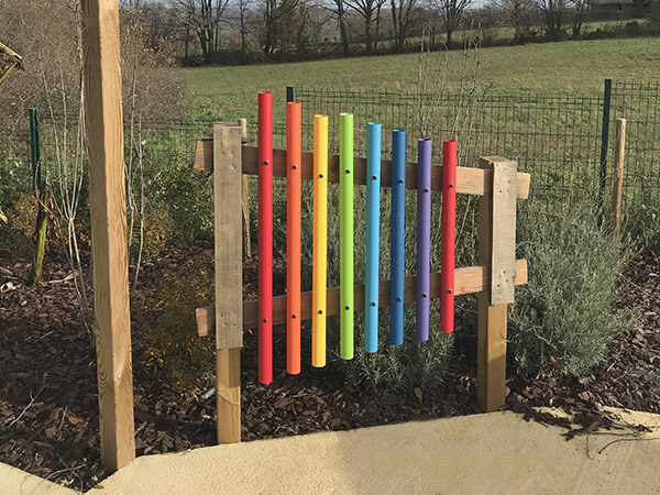 Un xylophone géant, avec des couleurs vives