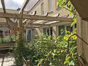 Le patio de l'unité Alzheimer, la végétation florissante