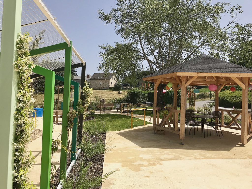 Un espace agréable pour se resourcer au sein du jardin thérapeutique du MAS de Sainte-Féréole