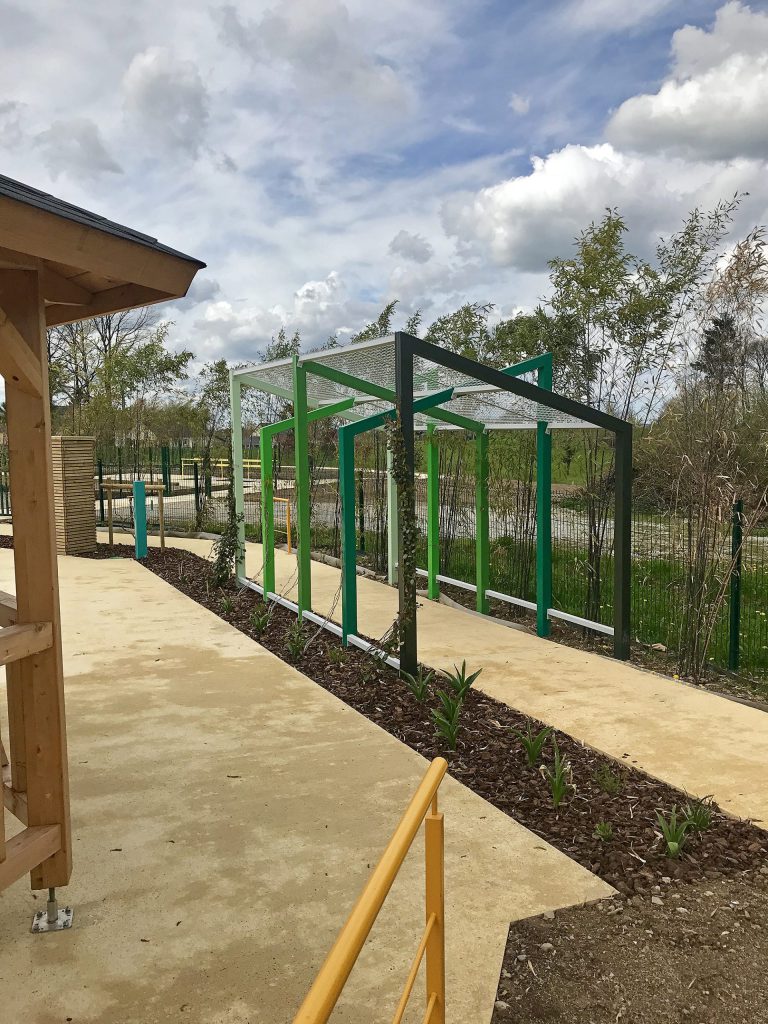 Vue sur la pergolas asymétrique du jardin de soins du MAS de Sainte-Féréole