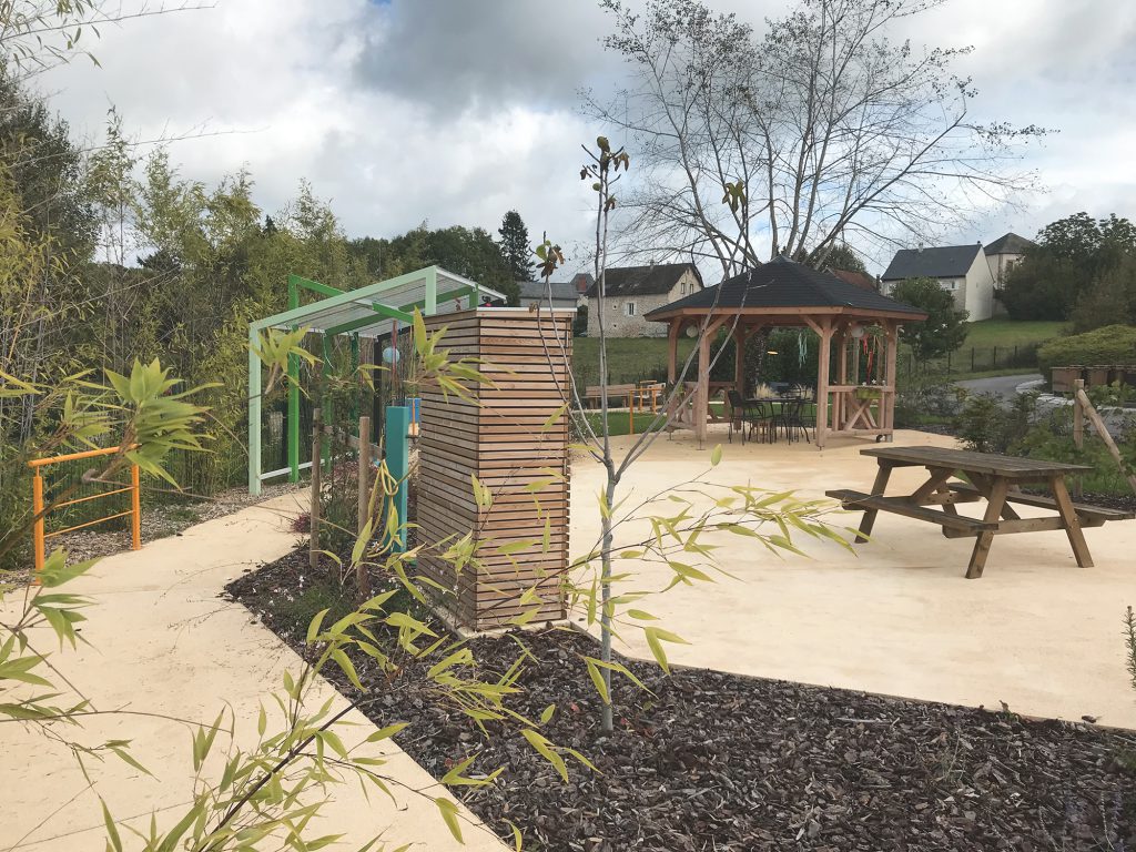 Un espace agréable pour se resourcer au sein du jardin thérapeutique du MAS de Sainte-Féréole