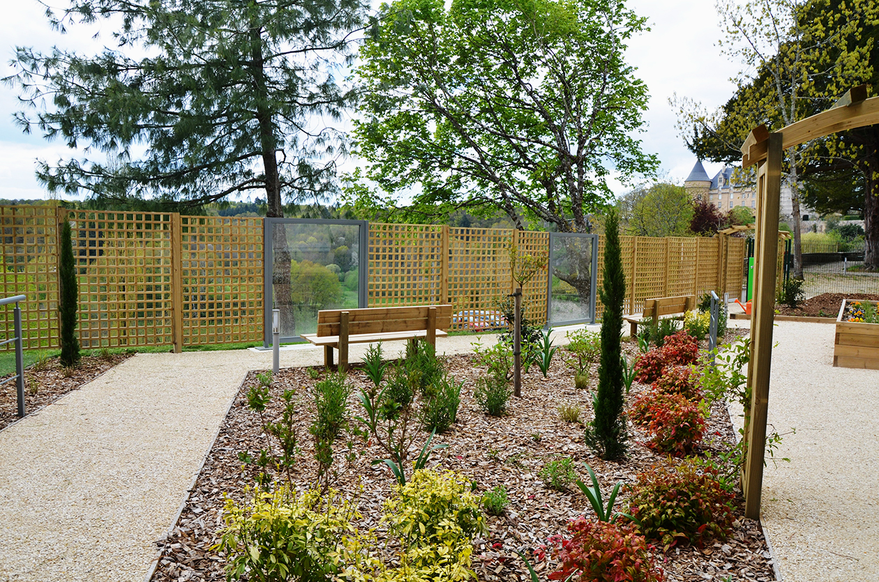 Le jardin thérapeutique du Pôle d'Activités et de Soins Adaptés, une réalisation d'Expressions jardin pour l'EHPAD de Rochechouart, un lieu clos ouvert sur la nature