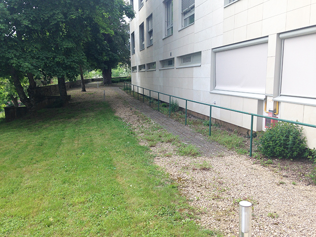 L'espace vert vide du Pôle d’Activités et de Soins Adaptés de Rochechouart avant l'intervention d'Expressions jardin