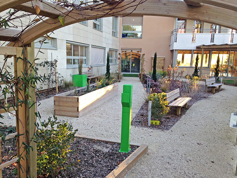 Le jardin thérapeutique, adossé au bâtiment