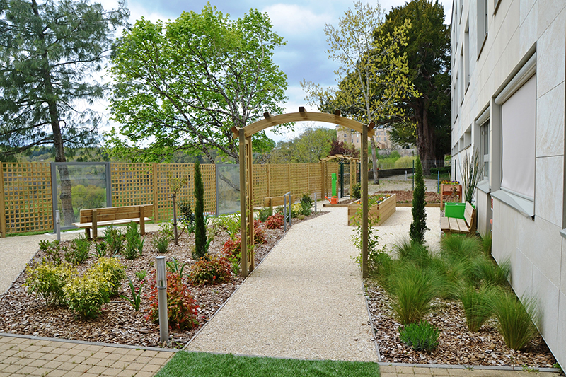 vue du jardin thérapeutique avec en fond le château