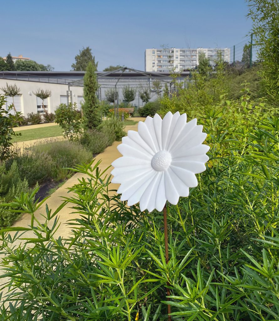 Vue du jardin, écrin de verdure au milieu de la ville