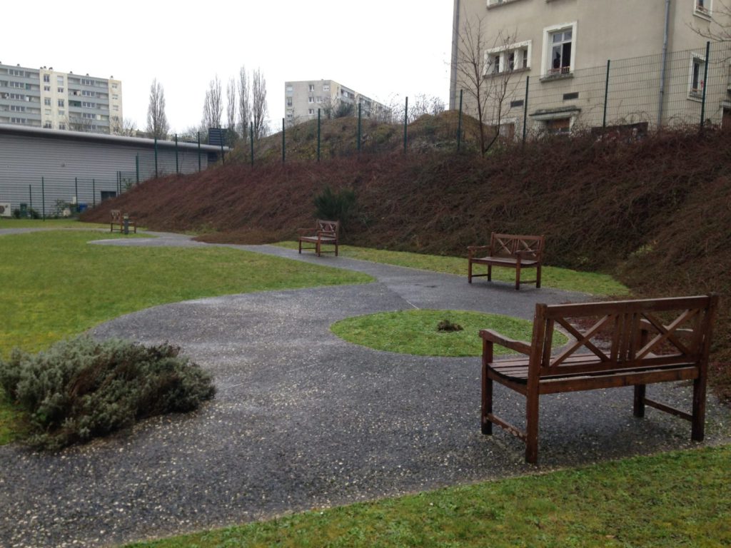 Vue du jardin avant le projet, un espace propre mais quasiment vide d'aménagement