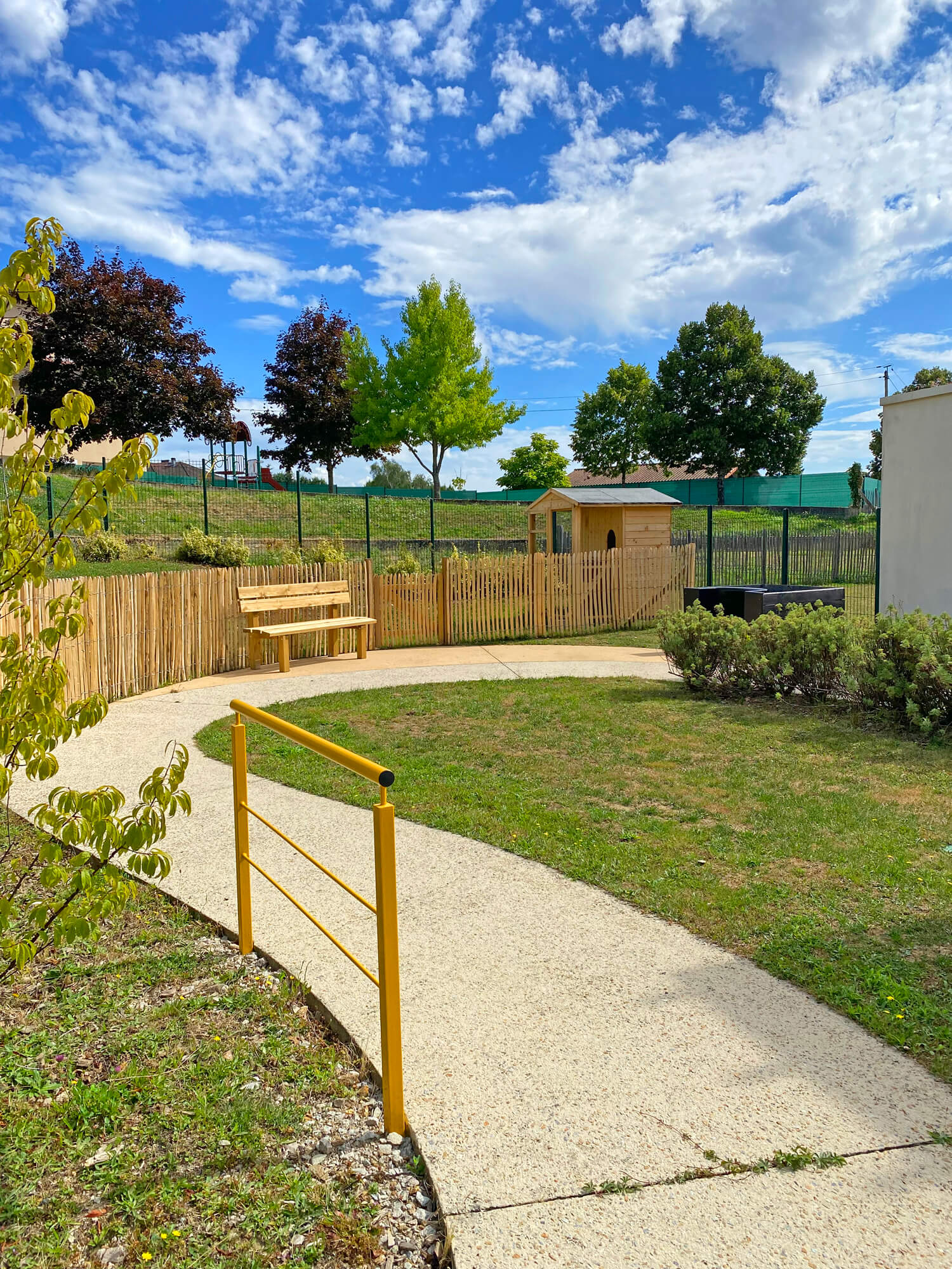 Le nouveau banc et le nouvel espace poulailler du futur jardin thérapeutique Les Bayles
