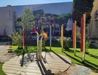 Structure en métal coloré : le carillon de jardin