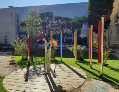 Structure en métal coloré : le carillon de jardin