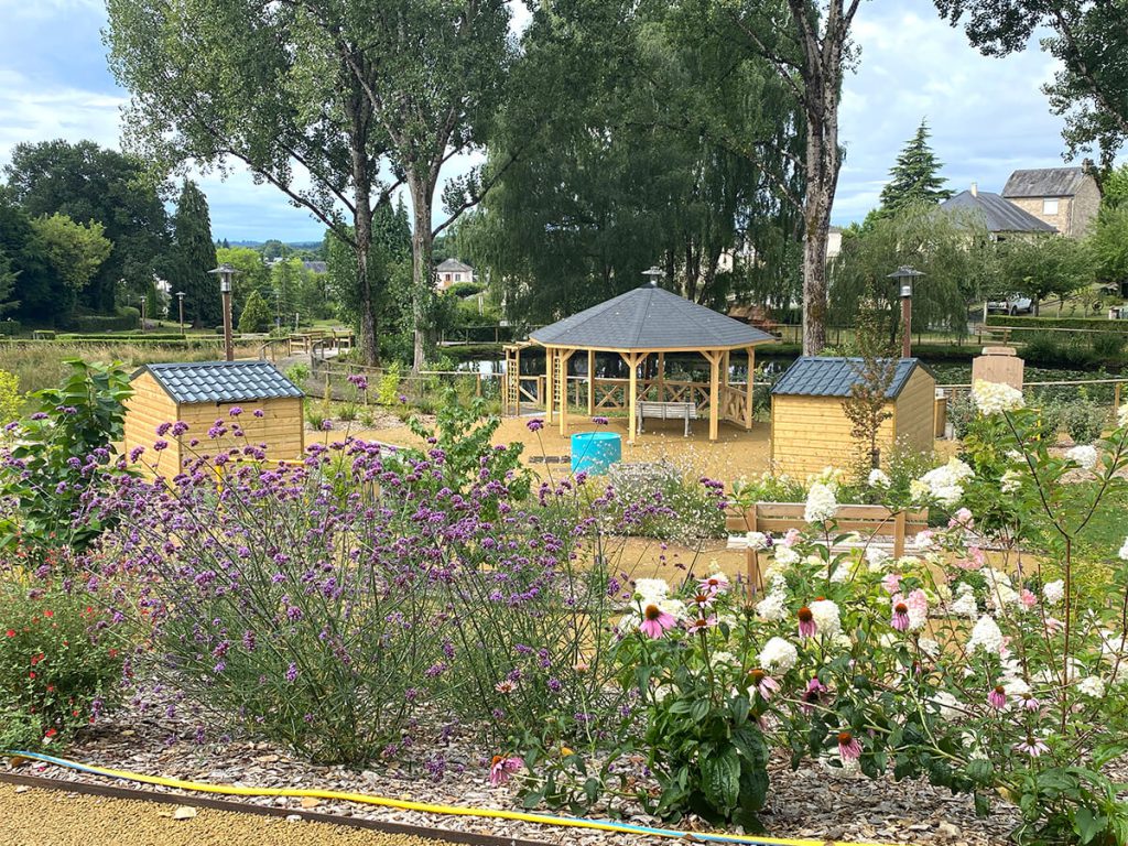 la place du village, jardin thérapeutique à l'EHPAD d'Égleton