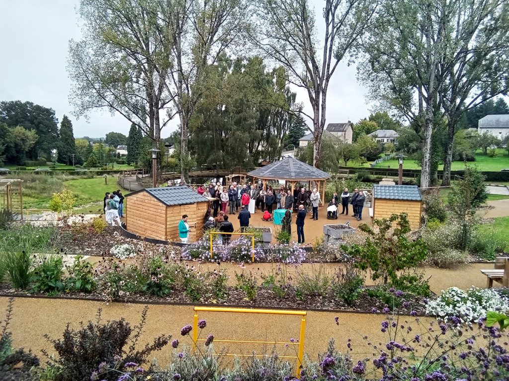 La place du village, au centre du jardin à l'EHPAD