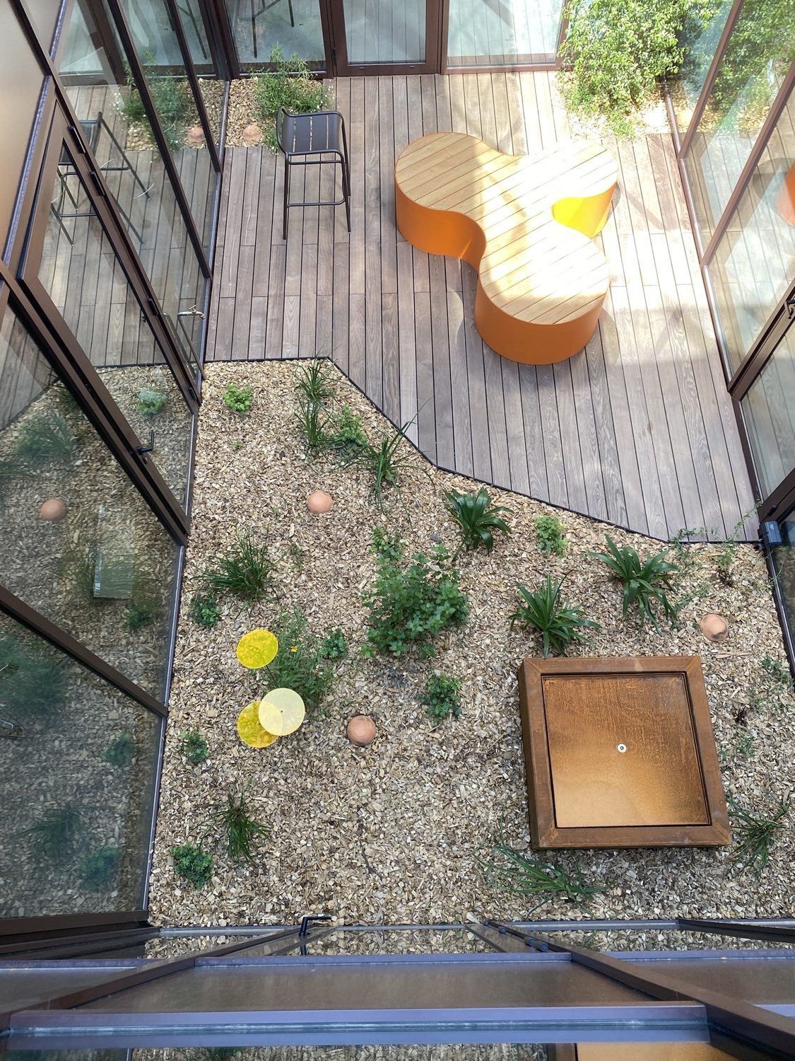 Patio contemplatif, vue générale 2 mois après le début du chantier