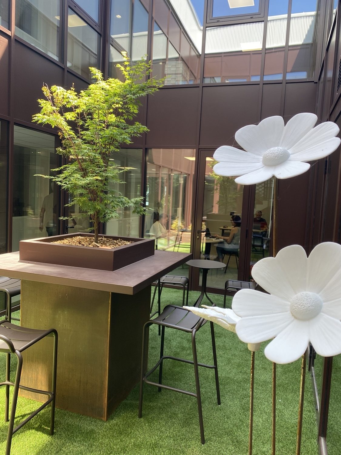 Patio des 4 saisons : table haute, érable du japon, fleurs en porcelaine