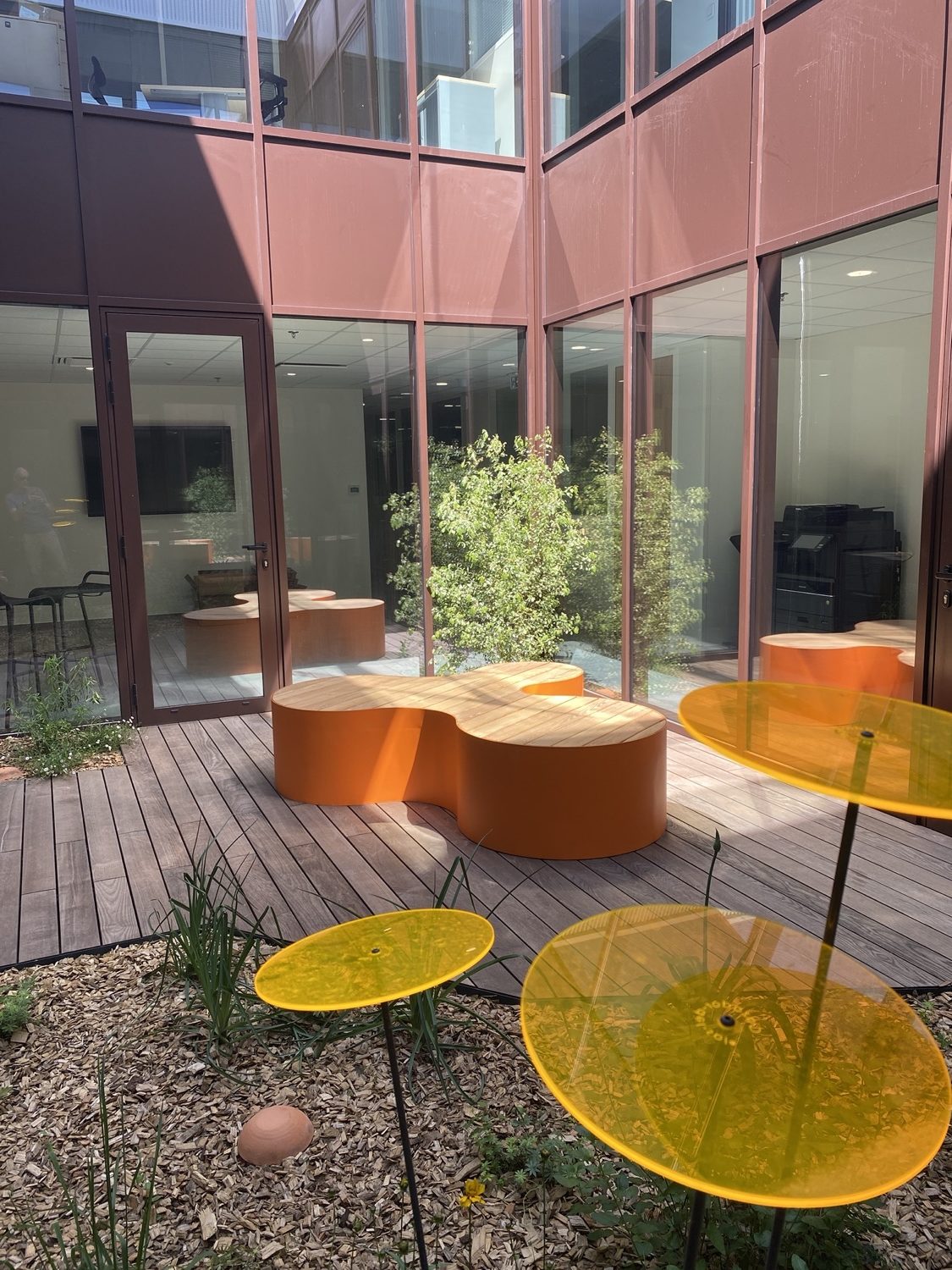 Patio contemplatif : bois, métal coloré, végétaux et fontaine